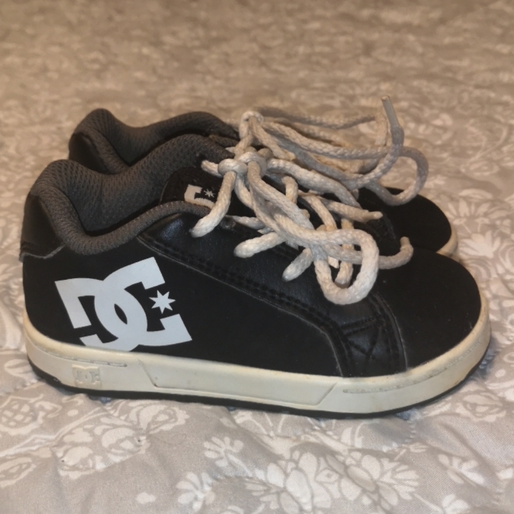 Sz6 Toddler DC sneakers
